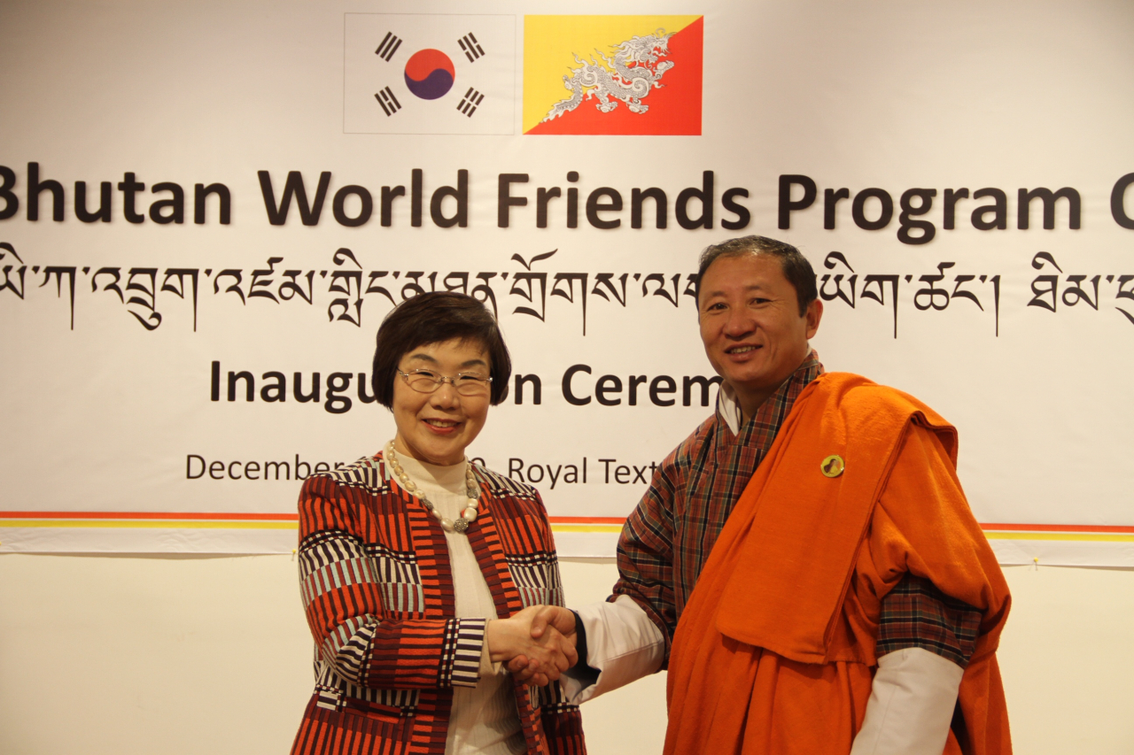 13일 오전 부탄 수도 팀부에서 개최된 코이카의 부탄 월드프렌즈사무소(봉사단 사무소) 개소식에서 이미경 코이카 이사장(왼쪽)과 탄디 도르지(Tandi Dorji) 부탄 외교부장관(오른쪽)이 악수를 하고 있다. [코이카 제공]