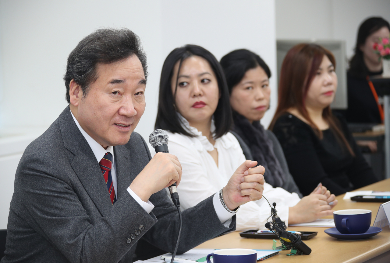 이낙연 국무총리(왼쪽)가 13일 오후 서울 중구 퇴계로의 건강가정·다문화가족지원센터를 방문해 발언하고 있다. ［연합］
