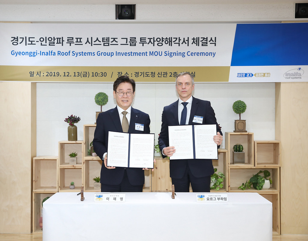 이재명 경기도지사와 요르그 부하임 인알파그룹 회장이 경기도-인알파 루프시스템즈 그룹 투자 양해각서 체결을 하고 기념촬영을 하고 있다. [이재명 경기도지사 SNS캡처]
