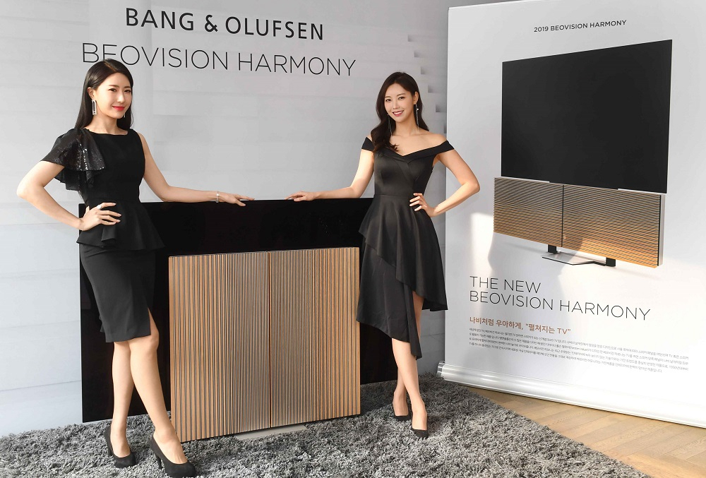 뱅앤올룹슨의 스피커 패널이 펼쳐지는 OLED TV '베오비전 하모니' [뱅앤올룹슨 제공]