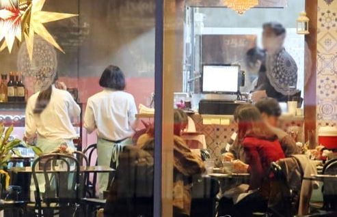 A food retailer in Seoul, one of the few saturated business segments for the self-employed in South Korea. (Yonhap)