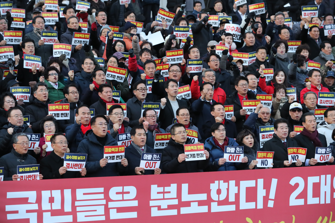 자유한국당 황교안 대표와 의원, 당원들이 13일 오후 서울 여의도 국회 본청 계단 앞에서 열린 '패스트트랙 법안 날치기 상정 저지 규탄대회'에서 구호를 외치고 있다. [연합]