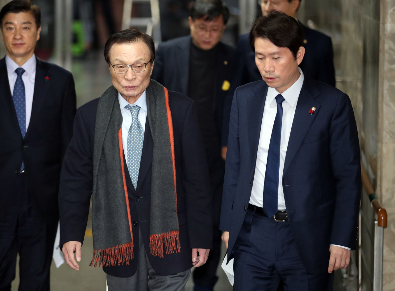 더불어민주당 이해찬 대표와 이인영 원내대표가 13일 오전 국회에서 열린 의원총회에 참석하기 위해 회의장으로 향하고 있다. [연합]