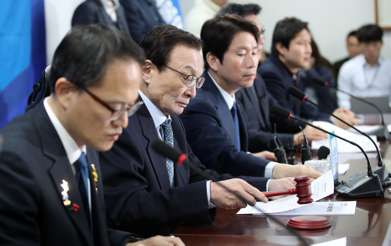 더불어민주당 이해찬 대표가 13일 오전 국회 의원회관에서 열린 확대간부회의에서 의사봉을 두드리고 있다. [연합]