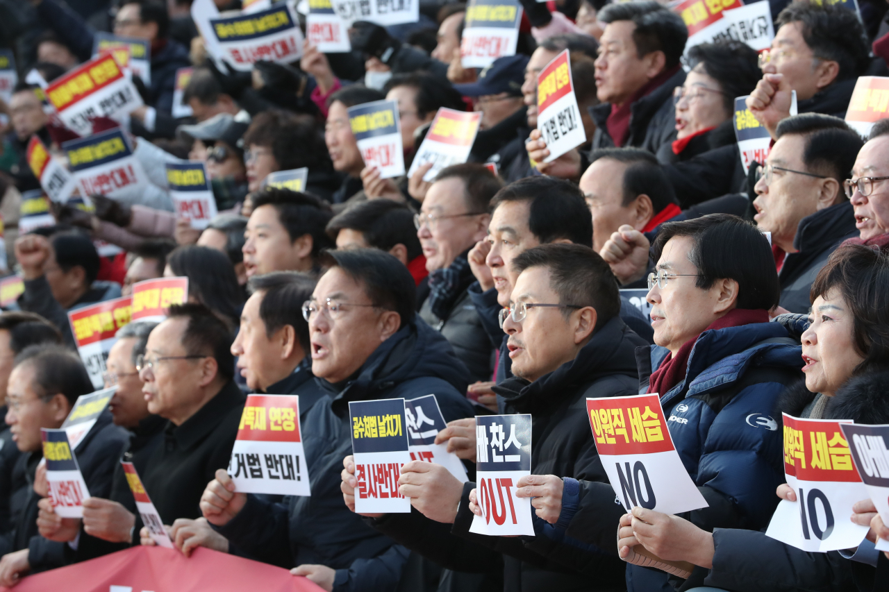 자유한국당 황교안 대표와 의원, 당원들이 13일 오후 서울 여의도 국회 본청 계단 앞에서 열린 '패스트트랙 법안 날치기 상정 저지 규탄대회'에서 구호를 외치고 있다. [연합]