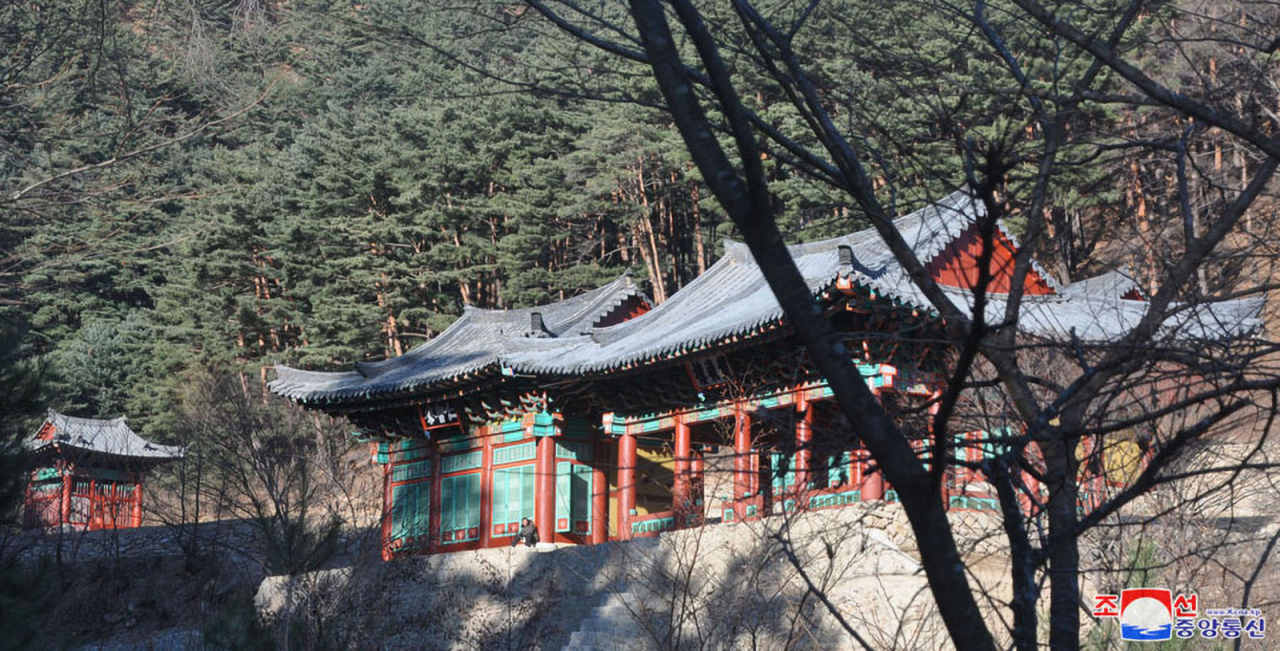 북한은 강원도 고산군 설봉리에 있는 사찰 석왕사 복원 작업을 마무리하고 12일 준공식을 열었다고 조선중앙통신이 보도했다. 통신은 석왕사의 대웅전,심검당,응진전을 비롯한 건물들이 원상대로 복구되고 10여점의 불상과 수백점의 불구 등이 갖추어지게 되었다고 전했다. [국내에서만 사용가능. 재배포 금지. For Use Only in the Republic of Korea. No Redistribution] [연합]