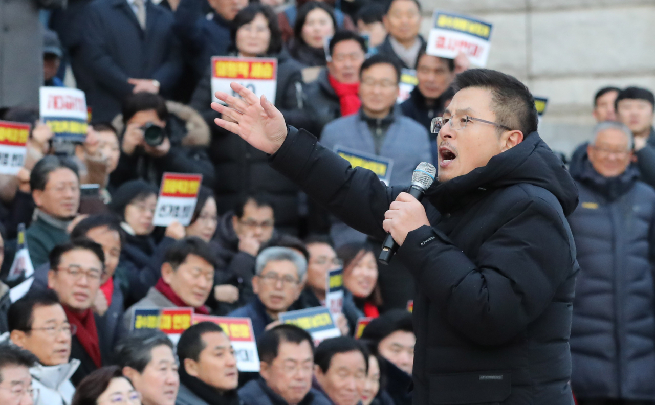 자유한국당 황교안 대표가 13일 오후 서울 여의도 국회 본청 계단 앞에서 열린 '패스트트랙 법안 날치기 상정 저지 규탄대회'에서 발언하고 있다. [연합]