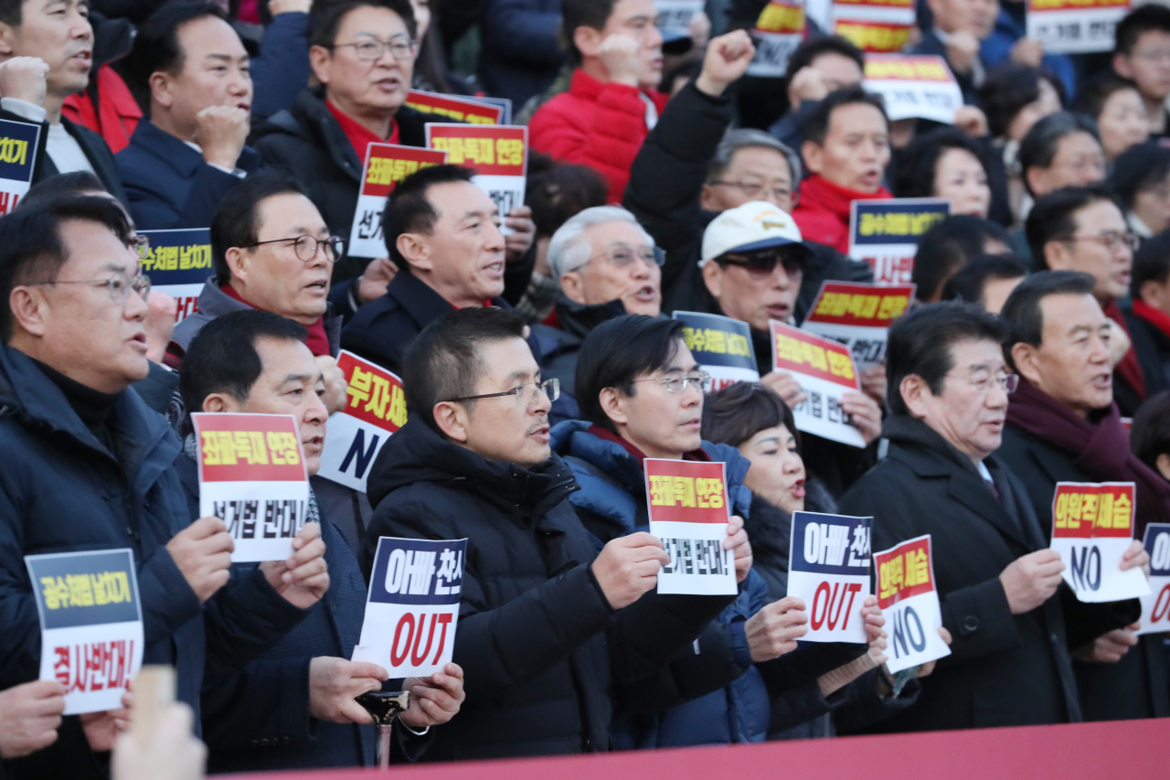 자유한국당 황교안 대표와 의원, 당원들이 13일 오후 서울 여의도 국회 본청 계단 앞에서 열린 '패스트트랙 법안 날치기 상정 저지 규탄대회'에서 구호를 외치고 있다. [연합]
