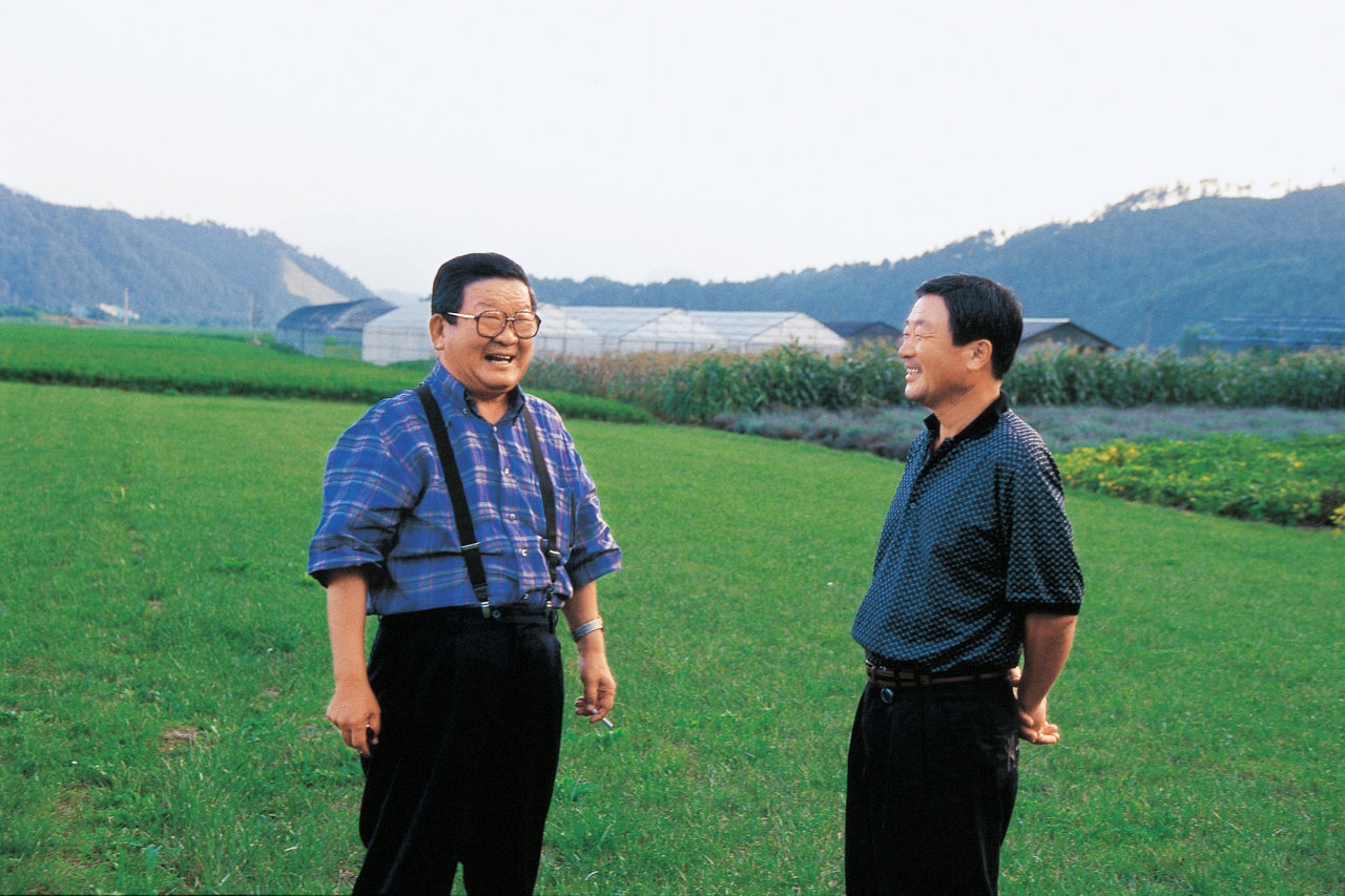 1999년 8월 구 회장(오른쪽)과 구자경 명예회장(왼쪽)이 담소하고 있는 모습 [LG그룹 제공]