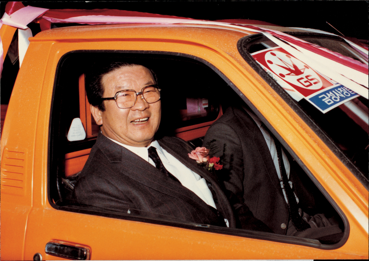 1983년 2월, 금성사 창립25주년을 맞아 적극적인 고객서비스를 위해 마련한 서비스카 발대식에서 서비스카에 시승해 환하게 웃고 있는 구 명예회장 [LG그룹 제공]