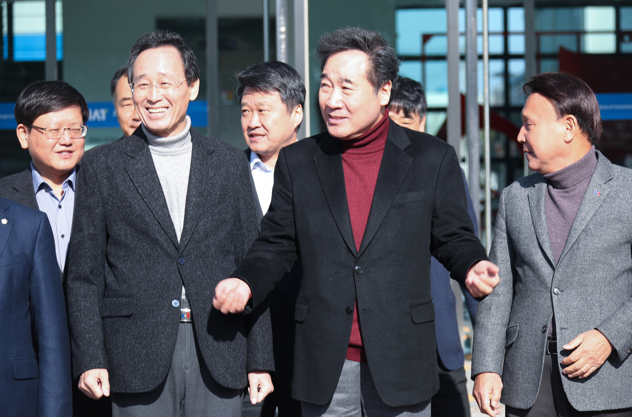 이낙연 (앞줄 오른쪽 두번째)국무총리가 14일 전북 군산 고용·산업위기지역 현장간담회가 열리는 동차융합기술원을 방문해 상용차 부품 내구성 시험장비를 둘러보기 위해 이동하고 있다. ［연합］