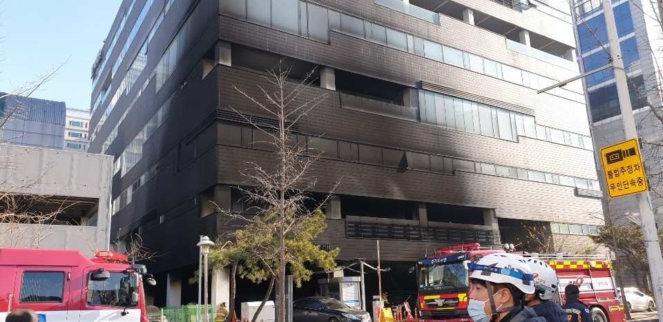 14일 오전 경기도 고양시 일산동구의 한 여성병원에서 불이 나 건물이 불에 그을려 있다. [연합]