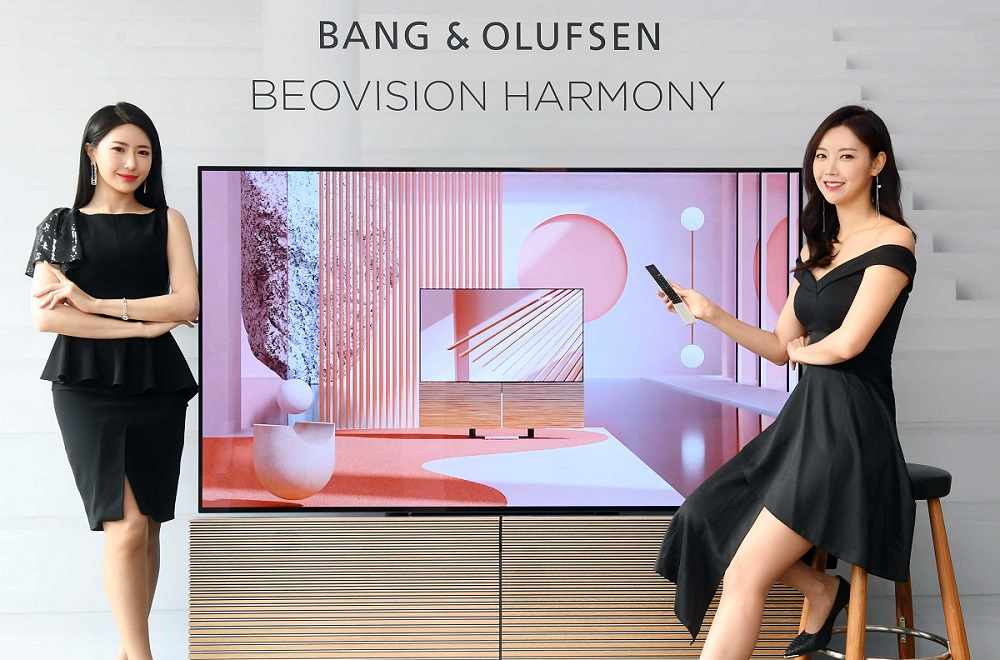 뱅앤올룹슨(Bang & Olufsen)이 최근 출시한 신개념 OLED TV ‘베오비전 하모니(BeoVision Harmony)’.[뱅앤올룹슨 제공]