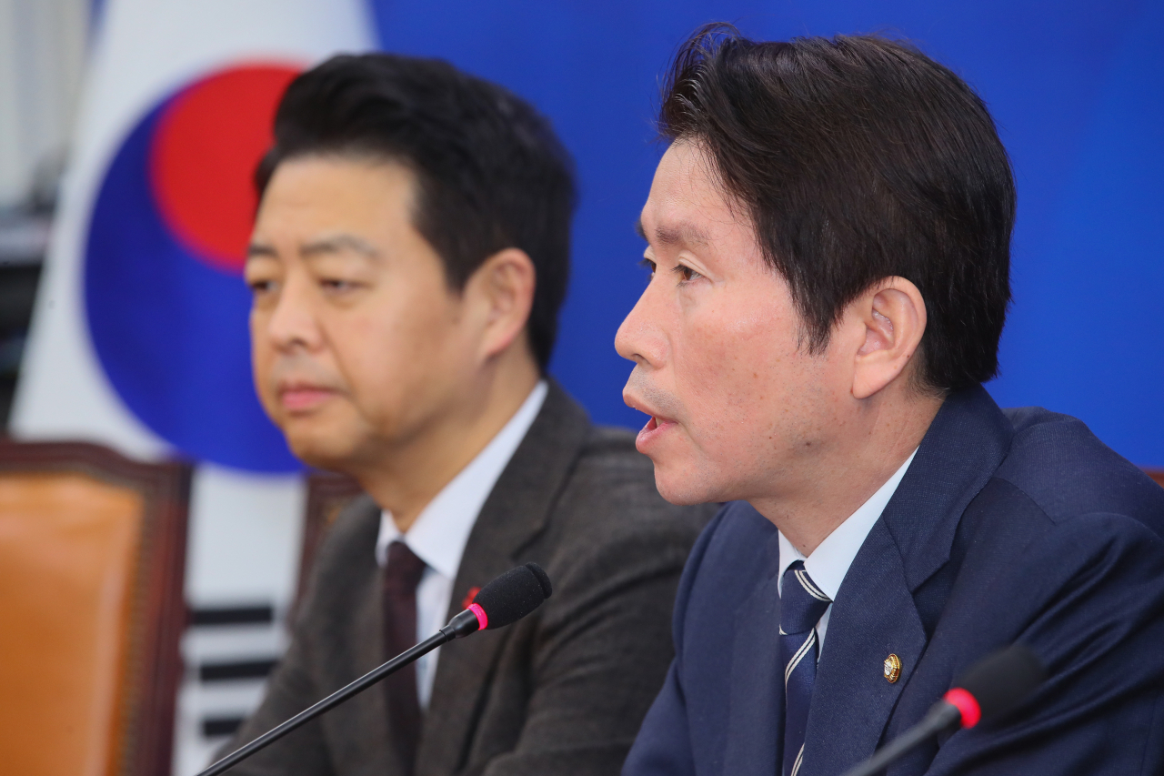'선거법·검찰개혁법' 등의 본회의 상정을 앞두고 더불어민주당 이인영 원내대표가 15일 국회 원내대표실에서 열린 기자간담회에서 발언하고 있다. 왼쪽은 김영호 의원. 연합뉴스