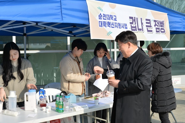 순천대 ‘겁나 큰 점빵’ 임시매장에서 고영진 총장이 물건을 살펴보고 있다. [사진=순대]