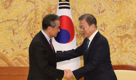 문재인 대통령이 12월 5일 오후 청와대에서 예방한 왕이(王毅) 중국 외교담당 국무위원 겸 외교부장과 인사하고 있다. [연합]