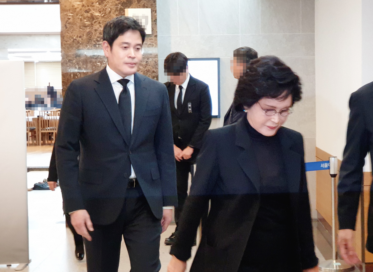 신세계 이명희 회장과 아들 정용진 부회장이 15일 서울 한 대형병원 장례식장에 마련된 고 구자경 LG그룹 명예회장 빈소를 조문 후 빈소를 나서고 있다. LG와 삼성, 신세계는 사돈 관계다. 고 구인회 LG 창업회장의 3남이자 구자경 명예회장의 동생인 구자학 아워홈 회장과 삼성 이병철 창업회장의 차녀 이숙희 여사(이명희 회장의 언니)가 1957년 결혼했다. [연합]