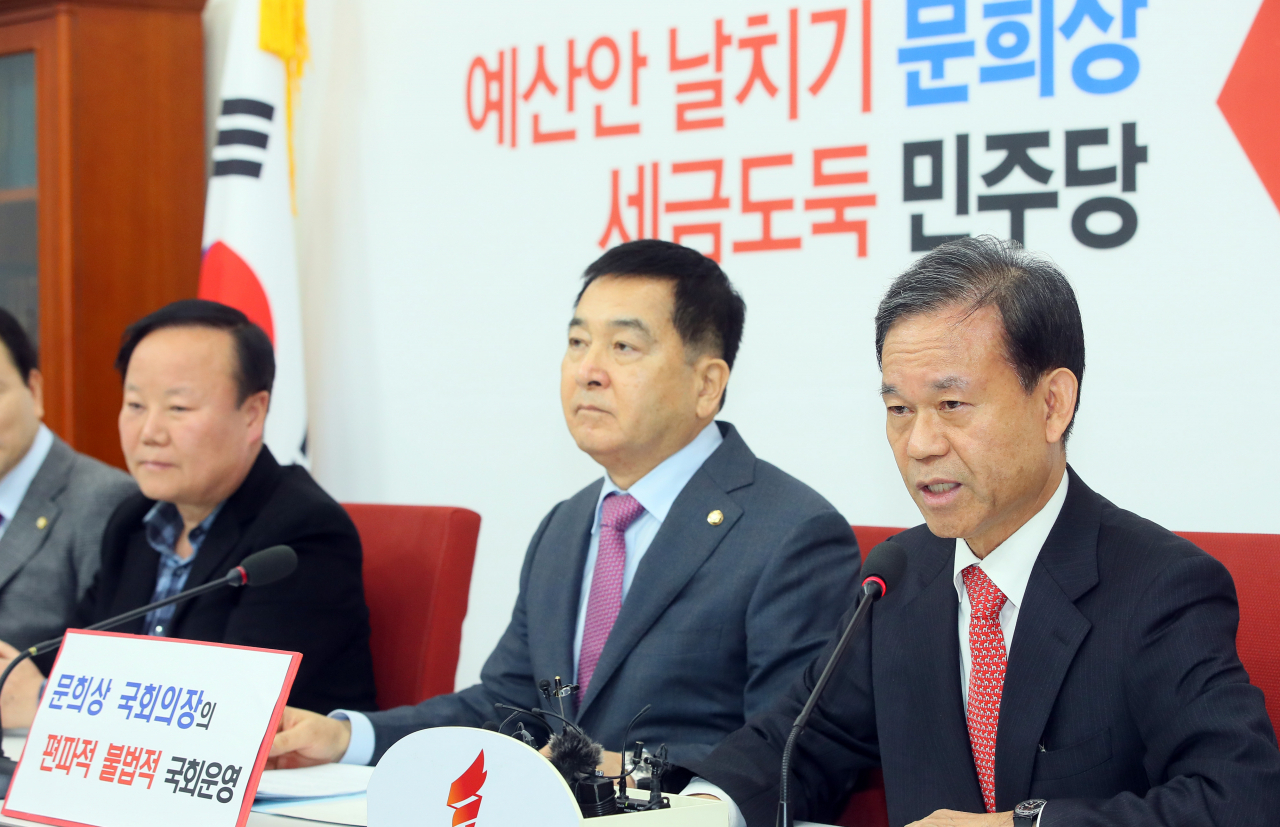 임종훈 전 국회입법조사처장이 15일 국회에서 열린 자유한국당의 '문희상 국회의장 국회운영 비판' 간담회에서 발언하고 있다. 오른쪽 부터 임 전 처장, 심재철 원내대표, 김재원 원내수석부대표. [연합]