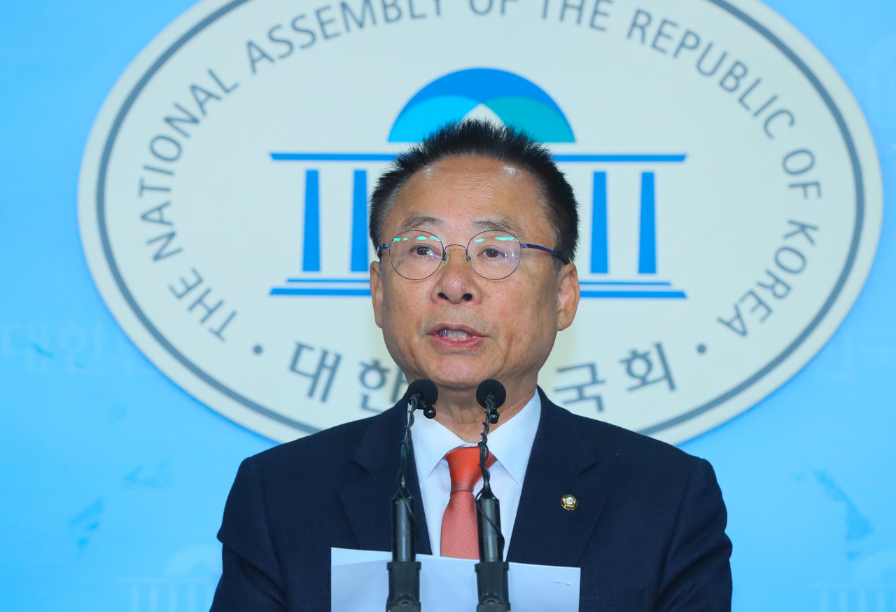 자유한국당 소속 이주영 국회 부의장이 15일 국회 정론관에서 문희상 국회의장에게 "임시회 회기결정안건에 대한 무제한 토론권(필리버스터)을 보장해야 한다"고 요구하고 있다. [연합]
