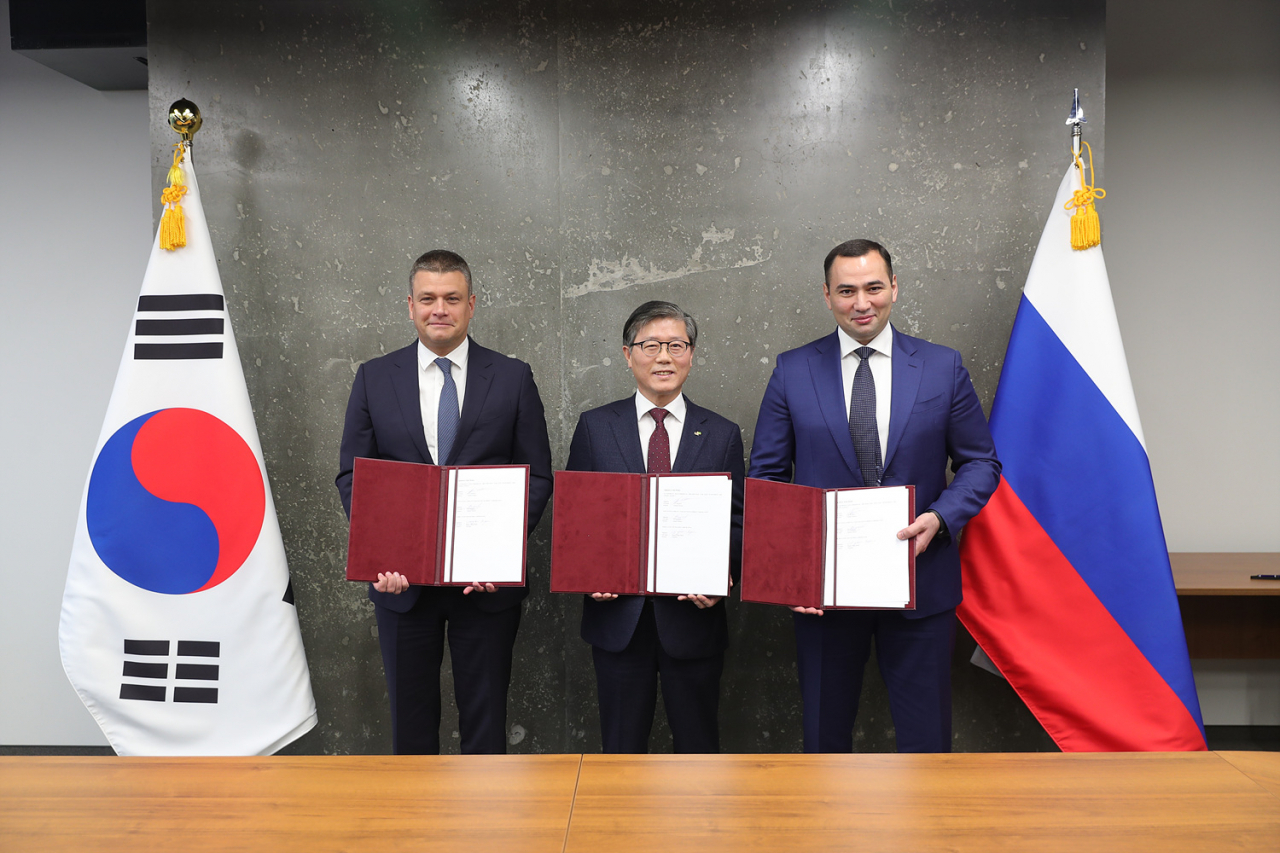 13일 러시아 모스크바에서 열린 ‘한‧러 경제협력 산업단지 예비시행협정’에 참석한 변창흠 LH 사장(가운데)이 L.G.페트호프 러시아 극동투자수출지원청 청장(맨왼쪽), A.S.카누코에프 러시아 극동개발공사 사장과 함께 기념촬영을 하고 있다. [LH 제공]