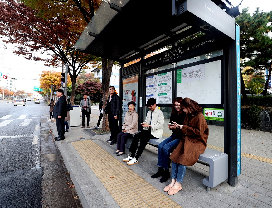 강남구 버스정류장에 설치된 온열의자. [강남구 제공]