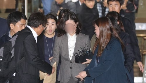 정경심 교수가 지난 10월 영장심사를 받기 위해 법원에 출석하고 있다. [연합]