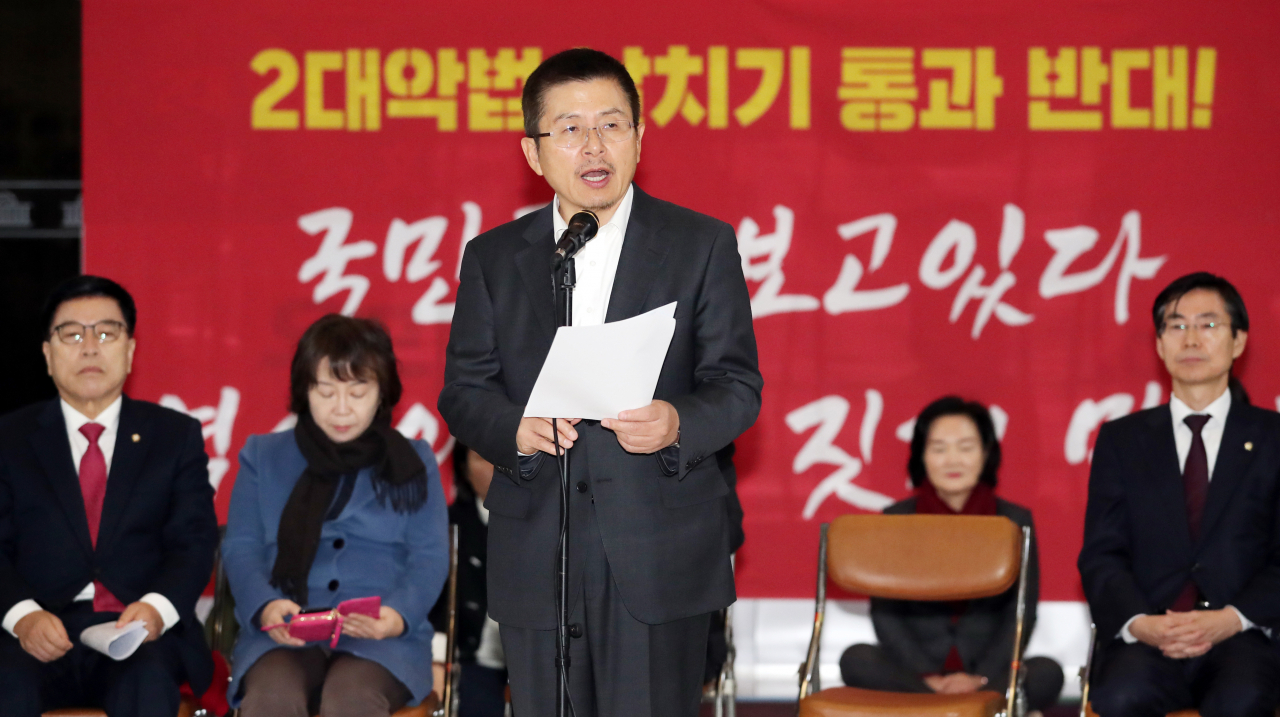 황교안 자유한국당 대표가 16일 국회 로텐더홀에서 열린 최고위원회의에서 발언을 하고 있다. [연합]