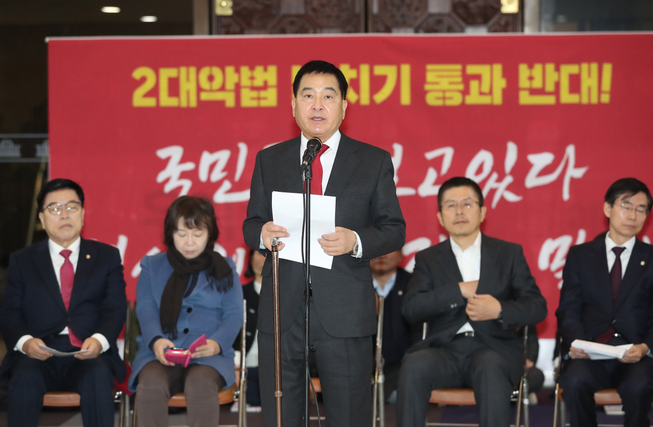 자유한국당 심재철 원내대표가 16일 국회 로텐더홀에서 열린 최고위원회의에서 발언을 하고 있다. [연합]