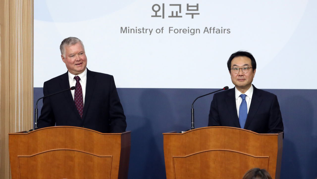 이도훈 외교부 한반도 평화교섭본부장과 미국 국무부 대북 특별대표인 스티븐 비건 국무부 부장관 지명자가 16일 오전 서울 종로구 외교부 청사에서 약식 회견을 하고 있다. [연합]