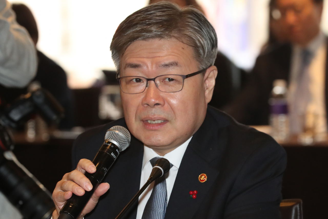 이재갑 고용노동부 장관이 16일 오전 서울 중구 더플라자호텔에서 열린 신남방 비즈니스 연합회 제4차 회의에서 인사말을 하고 있다. 이날 회의에서는 ‘동남아 진출기업 노무관리 및 인권경영 개선방안’이 논의됐으며, 정부 차원에서 신남방 진출기업의 현지 노무관리 및 ‘인권경영’ 개선을 적극 지원해주기로 했다. [연합]