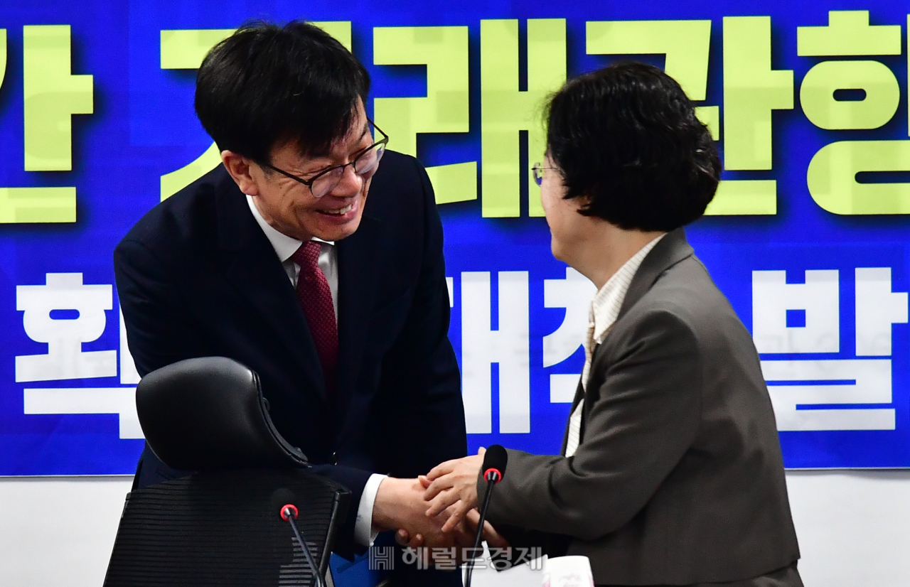 조성욱 공정거래위원장과 김상조 청와대 정책실장이 16일 오전 서울 여의도 국회 의원회관에서 열린 당·정·청 을지로 민생현안회의 '대·중소기업간 거래관계 개선 및 상생 협력 확산 대책 발표식'에서 이야기를 나누고 있다. 당정청은 이날 중소기업의 협상력을 높이고, 대기업의 상생협력을 유도하는 방안을 발표했다. [정희조 기자/checho@heraldcorp.com]