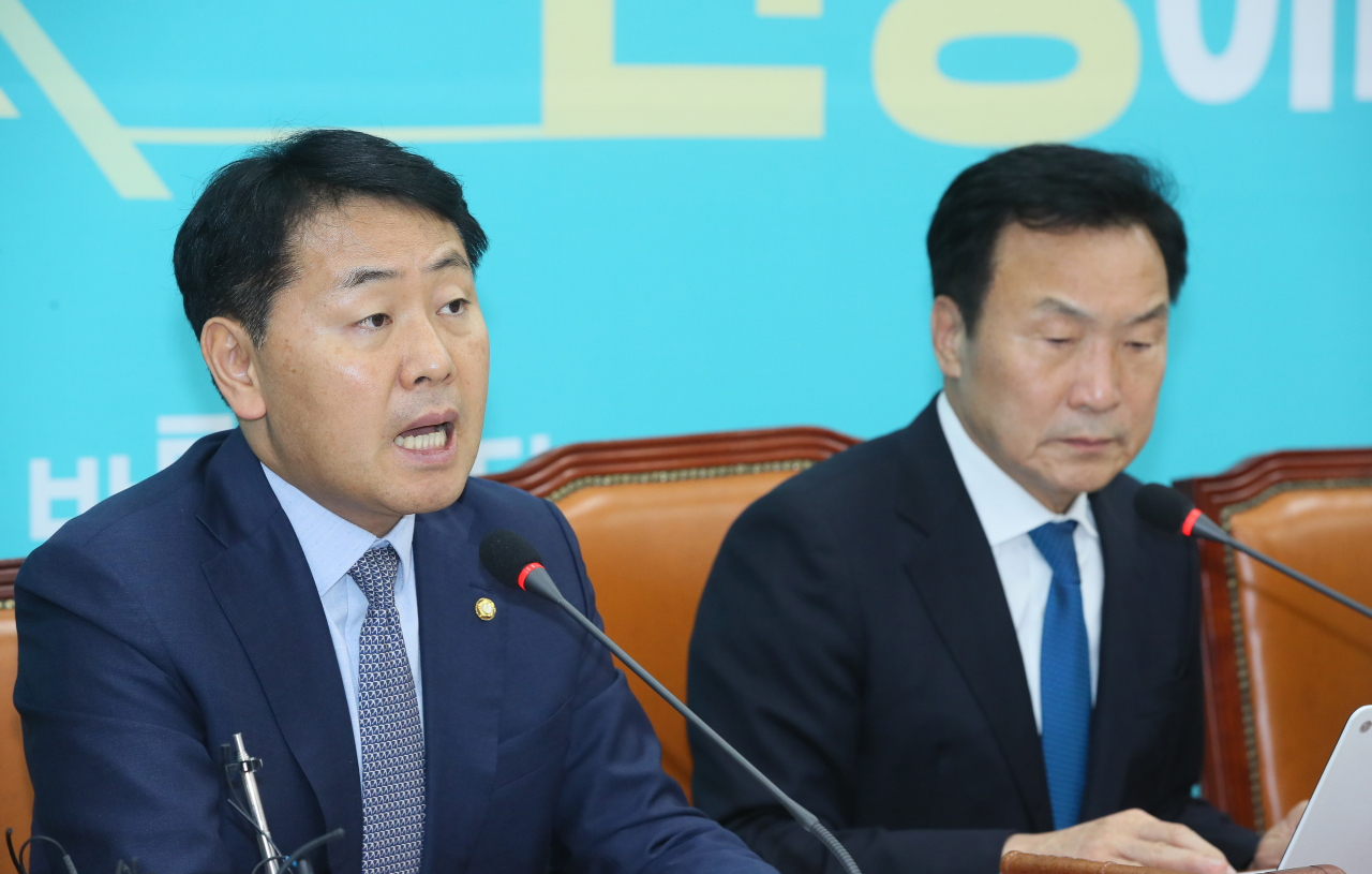 김관영 바른미래당 최고위원이 16일 국회에서 열린 최고위원회의에서 발언하고 있다. 오른쪽은 손학규 대표. [연합]