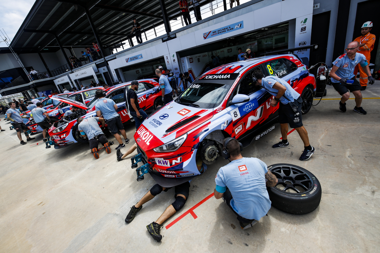 현대자동차 ‘i30 N TCR’이 15일 말레이시아 세팡 인터내셔널 서킷에서 열린 2019 WTCR 시즌 마지막 대회(10차전) 결승 레이스를 앞두고 차량을 정비하는 모습. [현대차 제공]