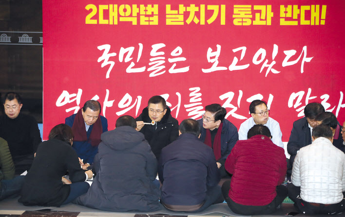 선거법과 검찰개혁법 등 패스트트랙(신속처리안건) 법안 저지를 위해 서울 여의도 국회 로텐더홀에서 밤샘 농성을 진행 중인 자유한국당 황교안 대표가 16일 오전 동료 의원들과 김밥 등으로 아침 식사를 하며 대책을 논의하고 있다. [연합]