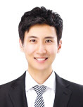 지난해 아랍에미리트(UAE)의 온라인 식품 시장 규모가 사상 최대를 기록했다.
한국농수산식품유통공사(aT)에 따르면 두바이 상공회의소가 시장조사업체 유로모니터(Euromonitor), 닐슨(Nielsen)의 마켓 데이터를 취합한 결과, UAE의 온라인 식품 소매시장은 지난 2015년 5600만 달러(한화 약 680억 원)에서 2018년에는 1억 달러(한화 약1214억 원)로 크게 증가했다. 2015~2018년 동안 연평균 성장은 21%이다.
온라인 식품 시장의 성장은 세계적인 흐름이다.
두바이 상공회의소는 UAE 역시 대형유통업체의 배달시장 진입, 기존 식당들의 배달 역량 강화, 스마트폰 어플리케이션 이용 증가가 온라인 식품 소매시장 성장에 큰 영향을 미치고 있다고 분석했다. 특히 세계 최상위의 스마트폰 보급률을 자랑하는 UAE에서는 스마트폰이 온라인 식품시장에 미치는 영향도 크다.
이에 따라 외국 유통업체들의 적극적인 UAE 진출도 이어지고 있다. 아마존은 지난 2017년 UAE 최대 온라인 유통업체였던 수크닷컴(Souq.com)을 인수했다. 아마존은 현재 UAE 전체 온라인 소매시장 매출의 46.3%를 차지하며 업계 1위를 차지하고 있다.
최근에는 세계 최대 운송 플랫폼 제공업체인 우버(Uber)까지 뛰어들었다. 우버는 카림(Careem)을 인수하며 음식 배달 서비스를 시작했다. 안정적으로 구축된 온라인 플랫폼을 활용해 음식 배달 서비스 업계에서 입지를 넓혀가는 중이다.
식료품 부분에서는 까르푸(Carrefour), 루루(Lulu) 등 외국계 대형유통업체의 온라인 마켓이 여전히 강세인 반면, 킵슨(Kibsons), 팜박스(Farmbox) 등 유기농 및 신선 제품을 전문으로 취급하는 업체들의 성장이 눈에 띈다.
앞으로의 성장 가능성 또한 높다.
UAE를 비롯한 중동 지역의 온라인 소매시장은 향후 5년 동안 연간 10%이상의 고성장을 보일 것으로 예상된다. 중동 지역은 1인당 전자상거래 지출 비용이 가장 큰 지역이기도 하다.
피치솔루션(Fitch Solutions)의 통계에 따르면, UAE의 연간 1인당 전자상거래 지출비용은 약 1652 달러(한화 약 200만 원)로 대만, 영국에 이어 3위다. 미국, 일본, 싱가포르 등 전자상거래가 발달한 다른 선진국들에 비해 월등히 높다.
또한 젊은 고소득 인구가 많은 독특한 인구 구성도 주목할 만한 점이다. 국가 지원에 따라 소득이 높은 UAE 자국민들과 해외 각국에서 파견된 고소득 전문직 종사자들의 비율이 높기 때문에 가격보다 품질과 편의가 더 중요시되는 경향이 있다.
aT 관계자는 “UAE는 꾸준한 고소득 인구의 유입과 온라인 유통망 확대로 앞으로 성장 폭이 클 것으로 전망된다”며 “아마존과 같은 대형 온라인 유통업체를 공략해 판로를 개척하는 것이 중요할 것”이라고 조언했다.
육성연 기자/gorgeous@heraldcorp.com
[도움말=홍연철 aT 두바이지사]