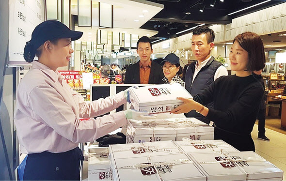 롯데백화점 잠실점에 문을 연 ‘만석닭강정’ 팝업스토어. [롯데백화점 제공]