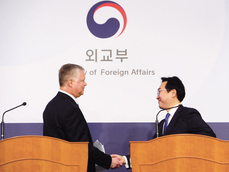 스티브 비건(왼쪽) 미국 국무부 대북정책특별대표가 16일 서울 종로구 외교부 청사를 방문, 이도훈 외교부 한반도평화교섭본부장과 악수를 하고 있다. 박해묵 기자/mook@