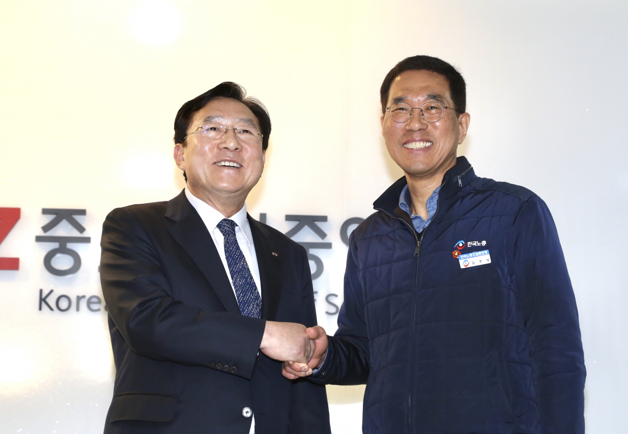 (왼쪽부터)김기문 중소기업중앙회 회장과 김주영 한국노총 위원장이 16일 여의도 중소기업중앙회에서 만나 대기업 불공정거래 근절을 위한 협업 방안을 논의했다.