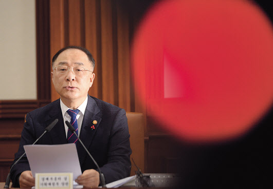 기획재정부·국토교통부·금융위원회·국세청은 16일 오후 정부서울청사에서 관계부처 합동으로 ‘주택시장 안정화 방안’을 발표했다. [연합뉴스]