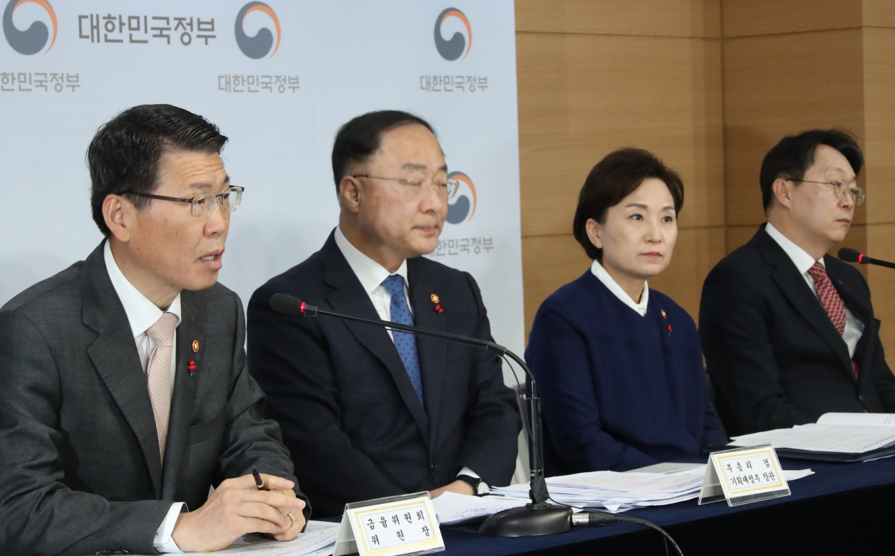 은성수 금융위원장이 16일 정부서울청사에서 주택시장 안정화 방안 관계부처 합동브리핑을 하고 있다. 왼쪽부터 은 위원장, 홍남기 경제부총리 겸 기획재정부 장관, 김현미 국토부 장관, 김현준 국세청장. [연합뉴스]