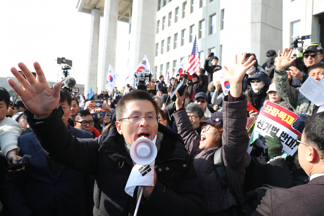 자유한국당 황교안 대표가 16일 오전 서울 여의도 국회 본청 앞 계단에서 열린 공수처법 선거법 날치기 저지 규탄대회'에서 발언하고 있다. [연합]