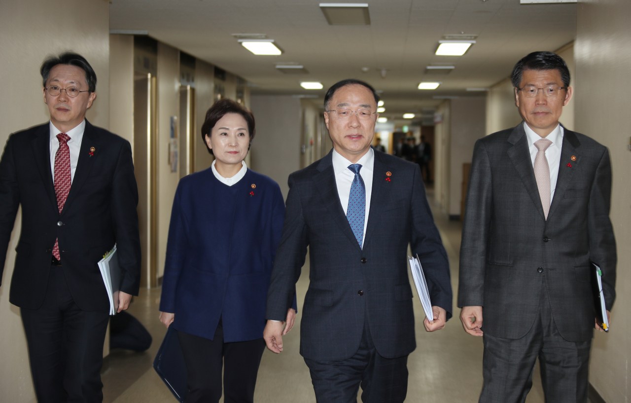 16일 정부서울청사에서 주택시장 안정화 방안 관계부처 합동브리핑을 하기 위해 은성수 금융위원장(오른쪽부터), 홍남기 경제부총리 겸 기획재정부 장관, 김현미 국토부 장관, 김현준 국세청장이 이동하고 있다. [연합뉴스]
