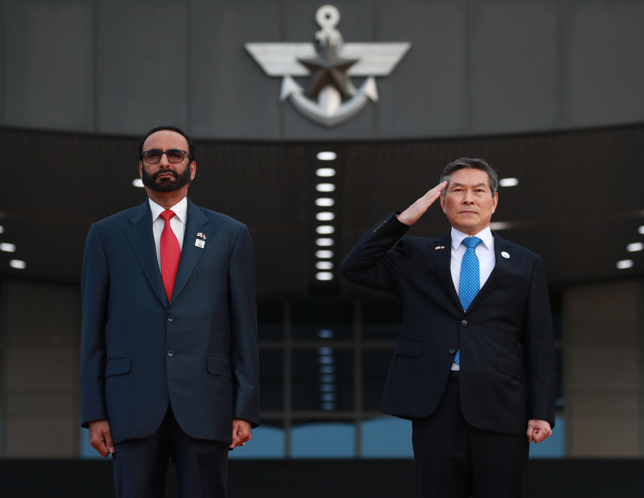 정경두 국방부 장관(오른쪽)과 알 보와르디 아랍에미리트(UAE) 국방특임장관이 16일 오전 서울 국방부 청사에서 회담 전 환영 의장행사에서 참가하고 있다.[연합]