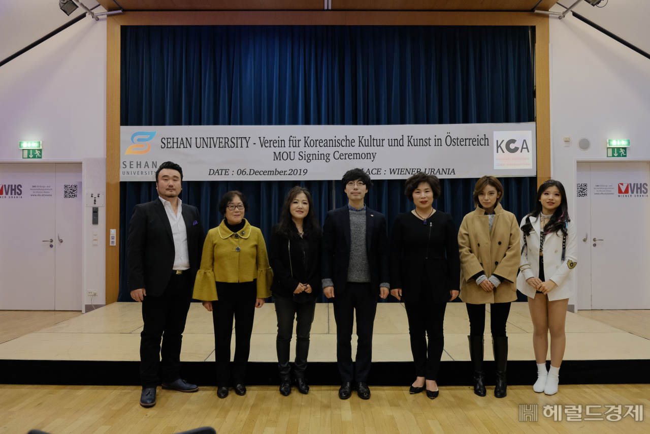 윤석(왼쪽부터)부회장, 이희진 이사, 배수진 KCA회장, 정건영 세한대 예술학부 학부장, 김현미 세한대 실용음악학과 겸임교수, 이주희 KCA이사, 이나라 아산예총 K-POP 분과위원장이 업무협약을 체결한 뒤 기념 촬영을 하고 있다. [세한대]