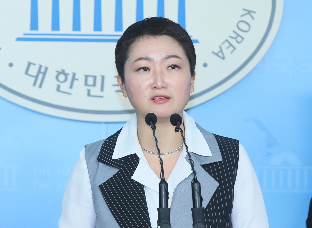 무소속 이언주 의원이 16일 국회 정론관에서 열린 '타타·차차' 프리랜서 드라이버의 조합설립 기자회견에서 "'타다 금지법' 추진은 (드라이버들의) 노동·직업선택의 자유, 소비자의 선택의 자유 등을 국가권력이 침해하는 것"이라고 말하고 있다. [연합]