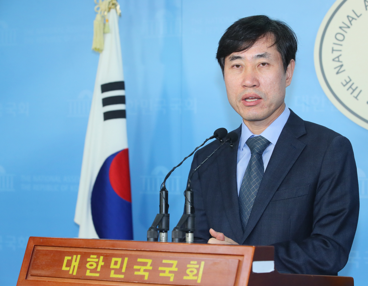 새로운보수당 하태경 창당준비위원장이 16일 국회 정론관에서 "새보수당은 국회의원 지역구 세습 공천을 금지하겠다"고 밝히고 있다. [연합]