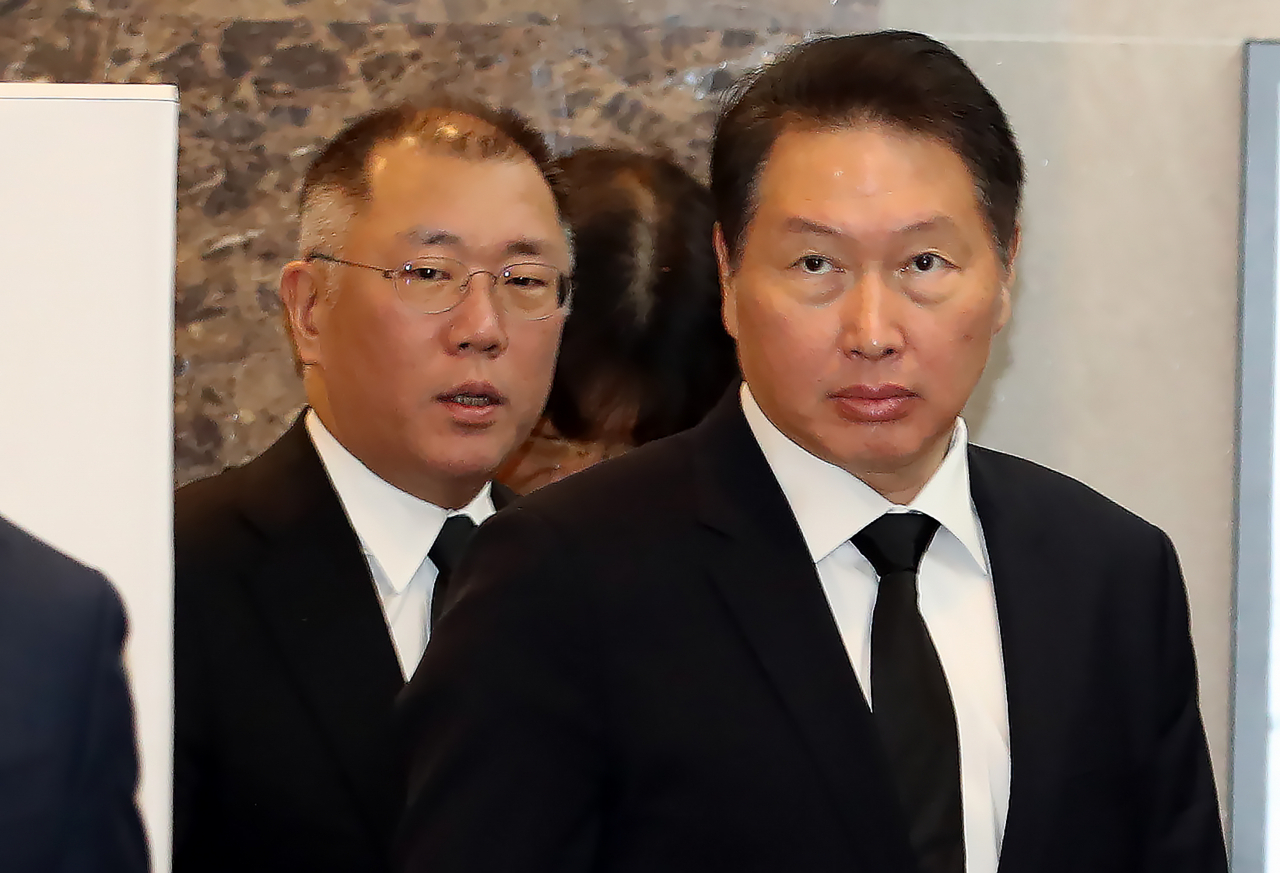 최태원 SK그룹 회장과 정의선 현대차그룹 부회장이 16일 오후 서울 시내 한 병원 장례식장에 마련된 고 구자경 LG그룹 명예회장 빈소를 찾아 조문한 뒤 나서고 있다. [연합]