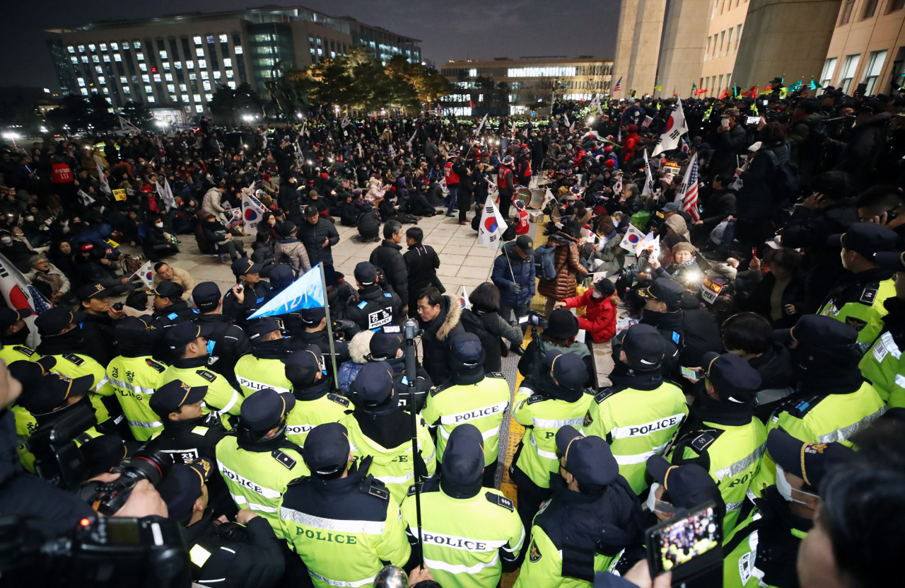 16일 서울 여의도 국회 본청 앞에서 '패스트트랙 법안 날치기 상정 저지 규탄대회'에 참가했던 보수단체 회원들이 '공수처법 폐기 및 선거법 날치기 중단'을 요구하며 8시간째 집회를 이어가고 있다. [연합]