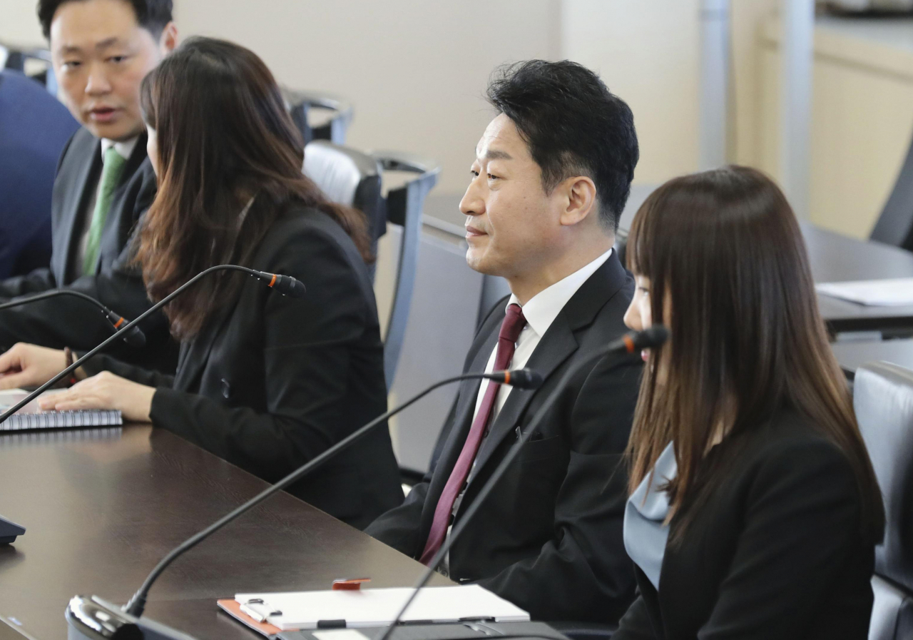 제7차 한일 수출관리 정책대화의 한국 수석대표인 이호현(오른쪽 두번째) 산업통상자원부 무역정책관이 16일 오전 정책대화 장소인 일본 경제산업성 본관 17층 제1특별회의실에 자리를 잡고 앉아 있다. ［연합］