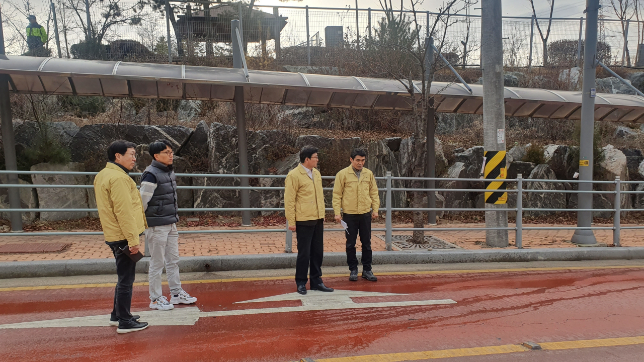 용인시 김대정 제2부시장이 관계자들과 삼가초 앞 염수분사 상태 점검하고 있다. [용인시 제공]